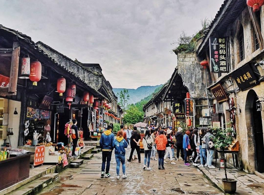 智利圣地亚哥举办“中国彩灯节” 民众欣赏彩灯